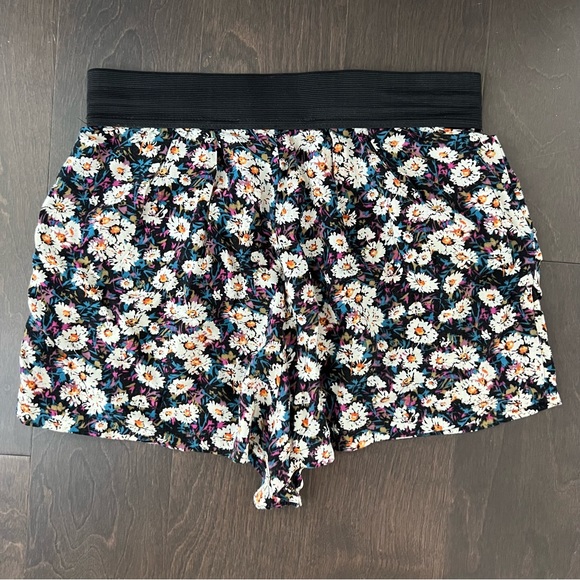 F21 Rayon Floral Short - Picture 2 of 5